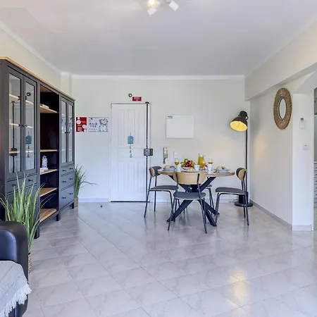 Apartment #411 Sunny 1br Near The